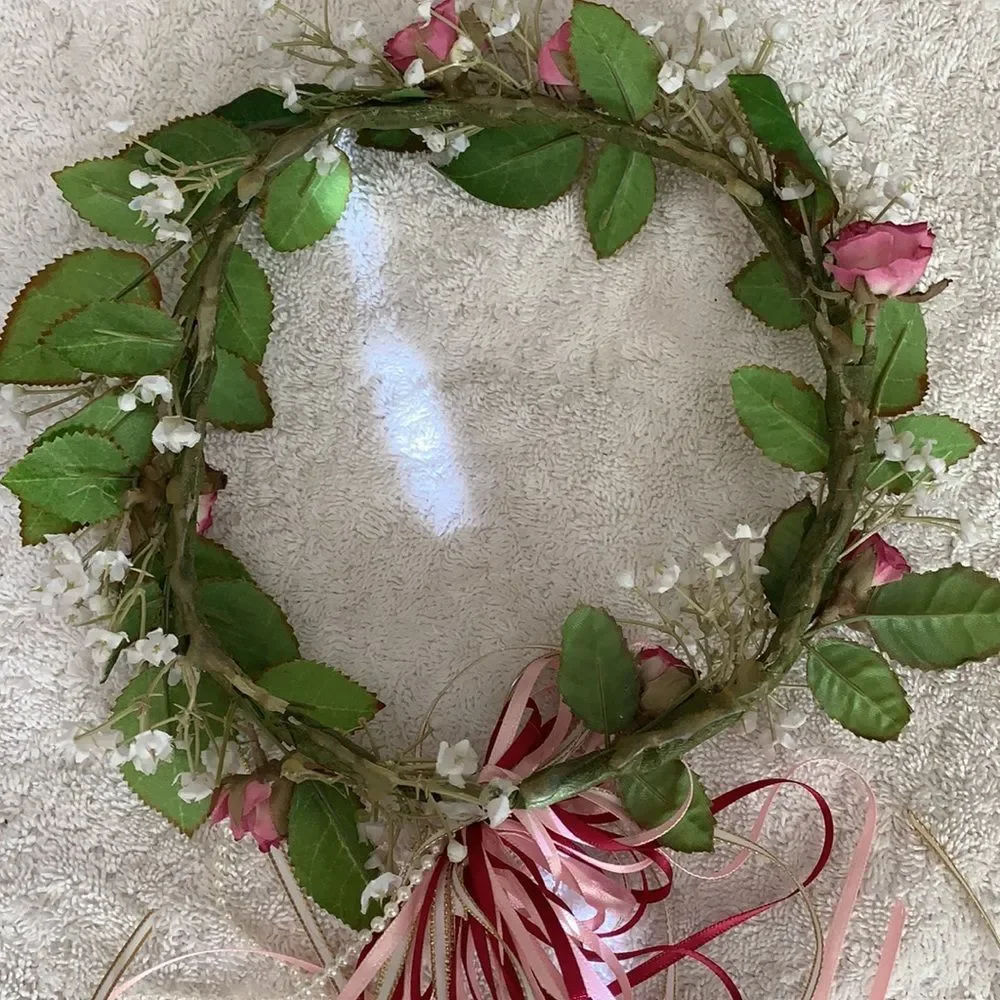 Rosebud and baby’s breath head wreath